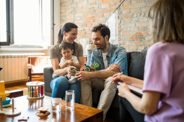 Familie in einer Beratung