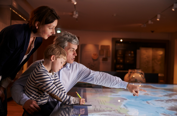 Familie im Museum